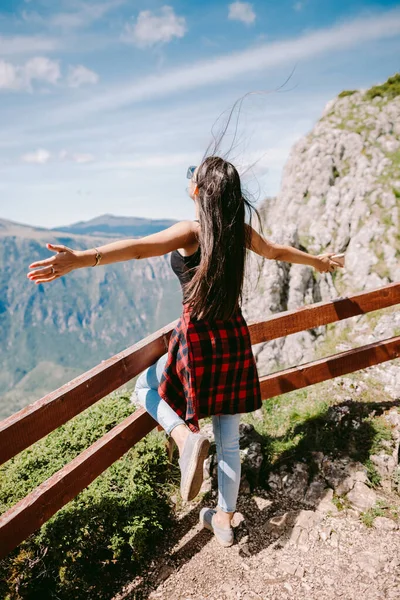 Красива жінка відпочиває в горах з вітром у волоссі — стокове фото