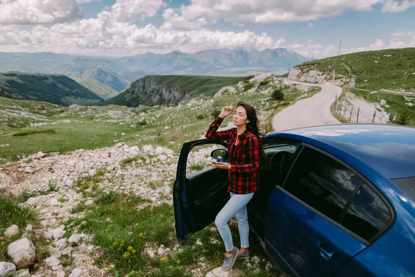 休暇で山の中を車で旅する女性は — ストック写真