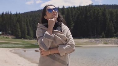 Çekici kadın dağlarda dinleniyor.