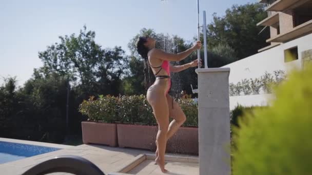 Güzel vücutlu kadın duş alıyor — Stok video