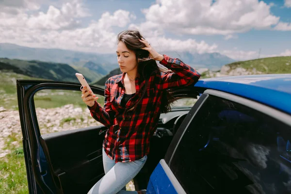 Viajero bastante mujer usando teléfono inteligente en vacaciones de viaje por carretera —  Fotos de Stock