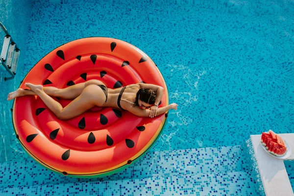 Pool Float wanita bersantai di kolam renang pada liburan musim panas — Stok Foto