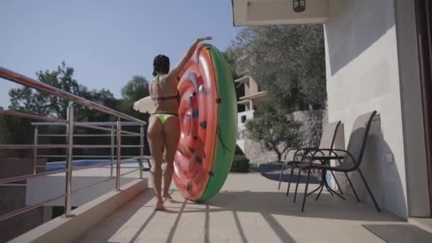 Piscina Mujer flotante a pie a la piscina en las vacaciones de verano — Vídeos de Stock