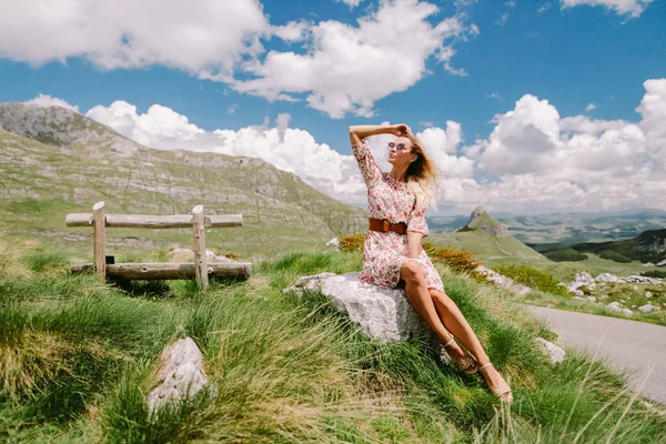 Séduisante femme se détendre dans les montagnes — Photo