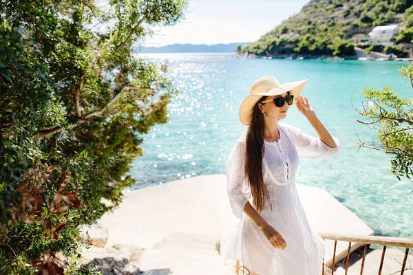 Gadis dalam gaun musim panas dan topi perjalanan ke sisi laut — Stok Foto