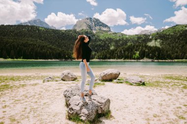 çekici bir kadın dağlarda dinlenir göl manzaralı tatillerde