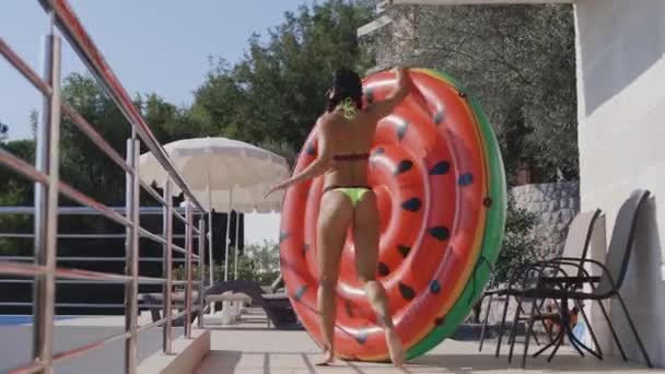 Szczęśliwa kobieta zrelaksować się w basenie na letnie wakacje — Wideo stockowe