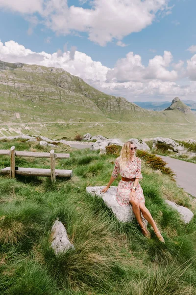 Pretty woman in summer dress relax at countryside — Stock Photo, Image