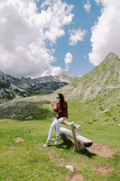 Mulher bonita viajante usando smartphone nas montanhas — Fotografia de Stock