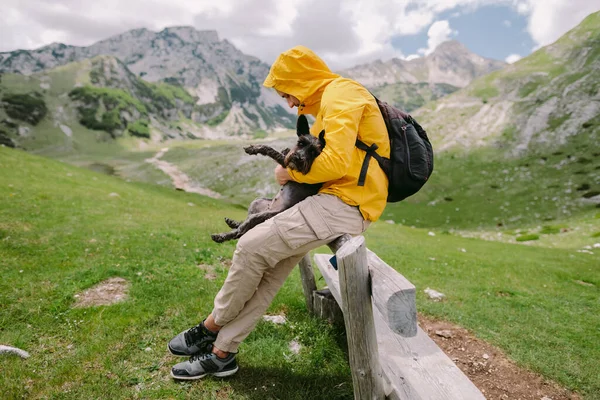 Uomo viaggiare con cane in montagna — Foto Stock