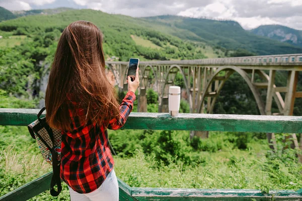 Mooie vrouw reiziger met behulp van smartphone op vakantie in de bergen — Stockfoto