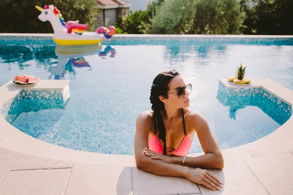 Wanita seksi panas santai di kolam renang — Stok Foto