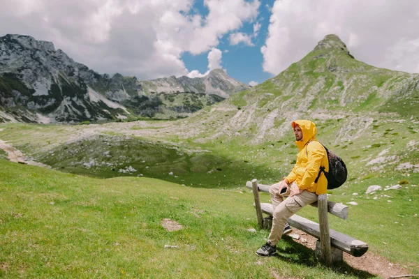 Muž cestovat hory na dovolenou — Stock fotografie