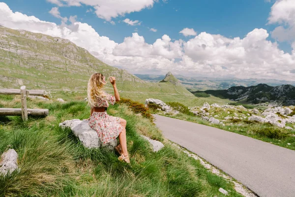 Turnede olan kadın tatilde dağlarda geziyor. — Stok fotoğraf