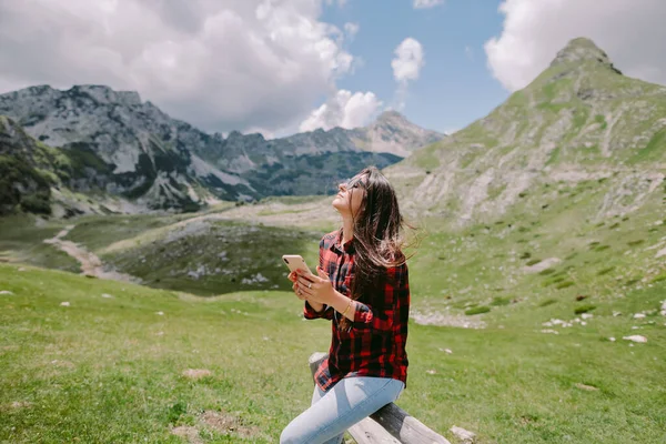 Жінка мандрівник використовує смартфон в горах — стокове фото