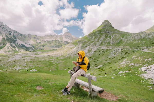 Uomo viaggiare con cane in montagna — Foto Stock