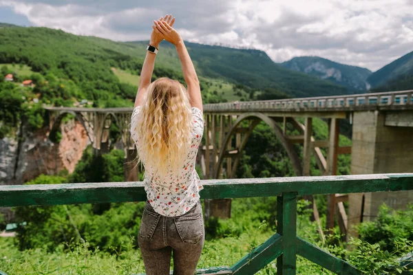 Mulher atraente relaxar no campo em férias — Fotografia de Stock