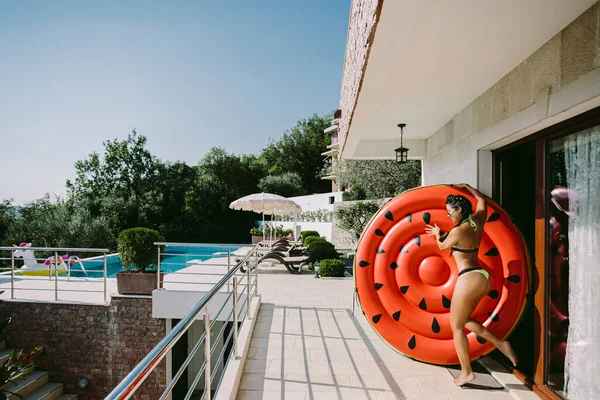 Pool Float wanita pada liburan musim panas — Stok Foto