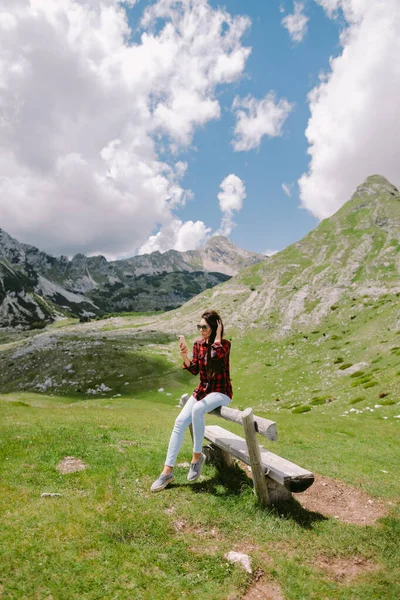 ผู้หญิงสวยนักเดินทางใช้สมาร์ทโฟนในภูเขา — ภาพถ่ายสต็อก