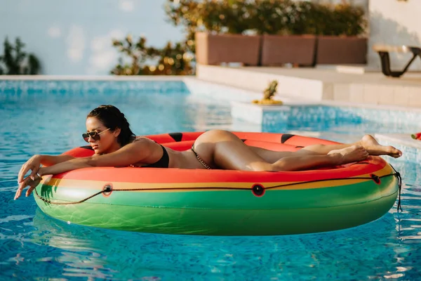 Sexy donna relax in piscina su gonfiabile divertente spiaggia galleggiante all'aperto — Foto Stock