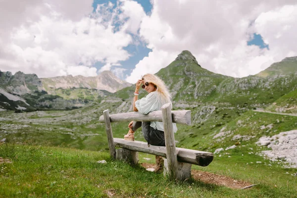 Vento no cabelo mulher relaxar no campo com bela vista — Fotografia de Stock