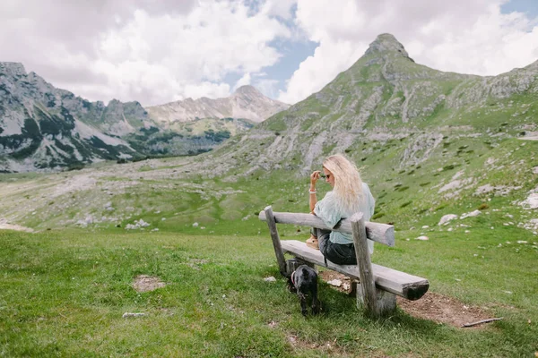 Vento no cabelo mulher relaxar no campo com bela vista — Fotografia de Stock