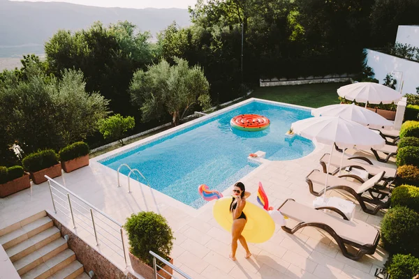 Wanita cantik santai di inflatable pool toy unicorn di kolam renang — Stok Foto