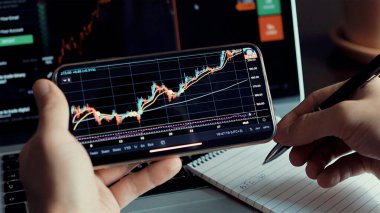 Akıllı telefondaki yatırım borsacısı borsa analiz veri grafiği