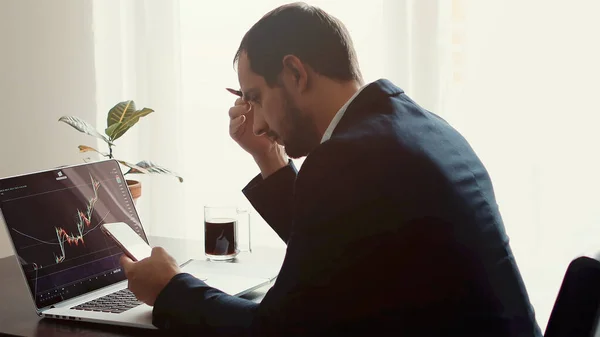 Investmentaktienmakler Börsenanalyse nachdenklich und frustrierend — Stockfoto