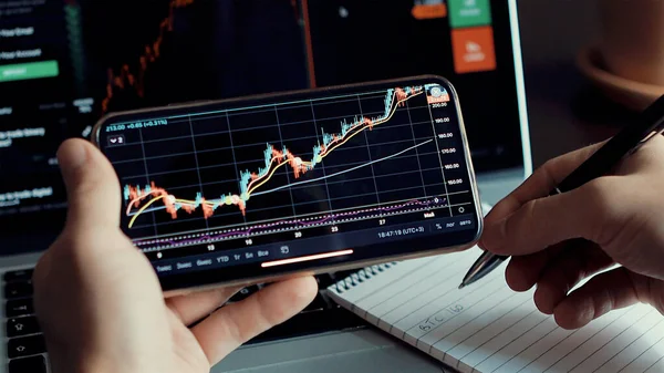 Akıllı telefondaki yatırım borsacısı borsa analiz veri grafiği