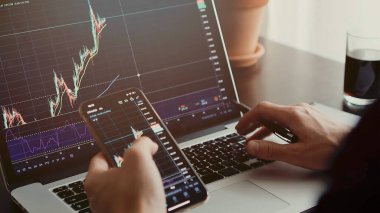 Stocktrader kar fırsatlarını analiz ediyor. Bitcoin yatırıyor.