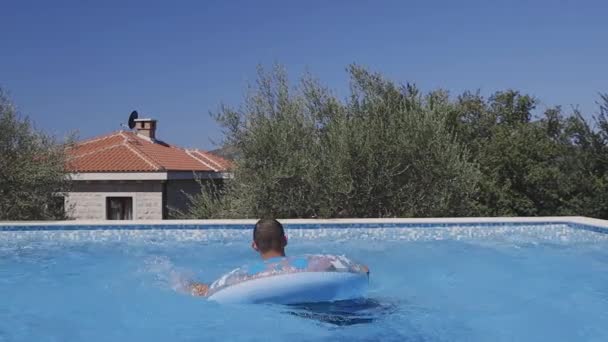 Człowiek relaks w basenie — Wideo stockowe