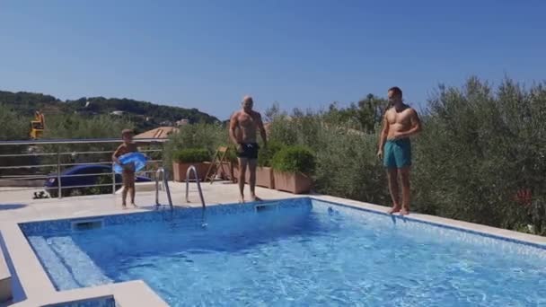快乐的朋友在暑假时跳水 — 图库视频影像