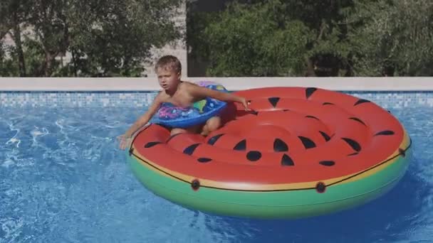 Chico divirtiéndose en piscina — Vídeos de Stock