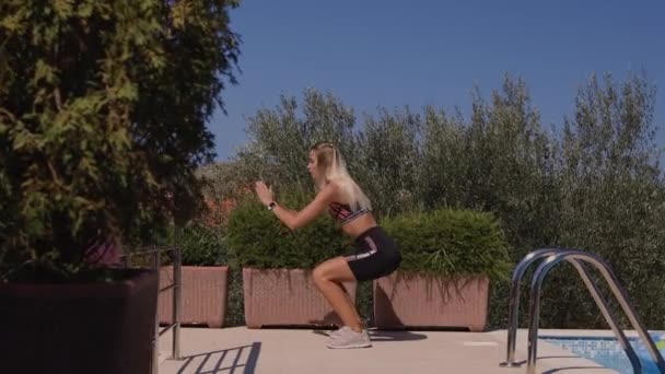 Спортивна жінка приклад тренування на відкритому повітрі — стокове відео