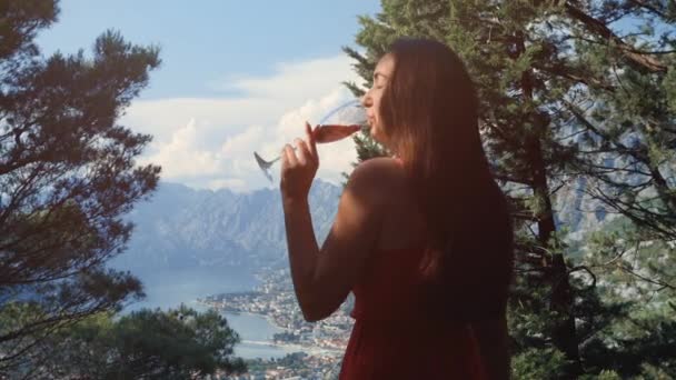 Nő bor ital szabadban — Stock videók