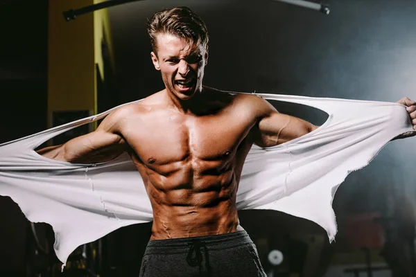 Poderoso homem muscular com seis abdominais pack — Fotografia de Stock