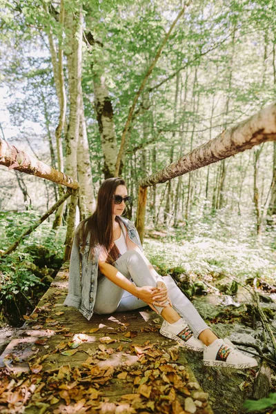 Wanita bersantai di hutan musim gugur — Stok Foto