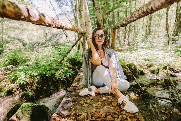 Mulher relaxar na floresta de outono — Fotografia de Stock