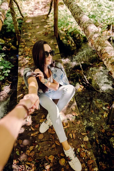 Femme se détendre en forêt d'automne — Photo