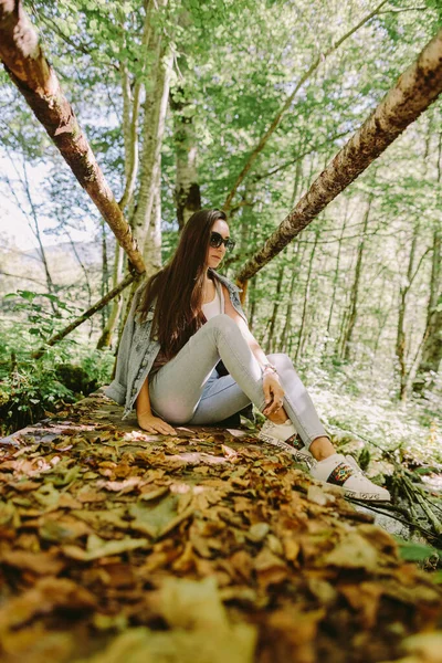 Γυναίκα χαλαρώστε στο δάσος φθινόπωρο — Φωτογραφία Αρχείου