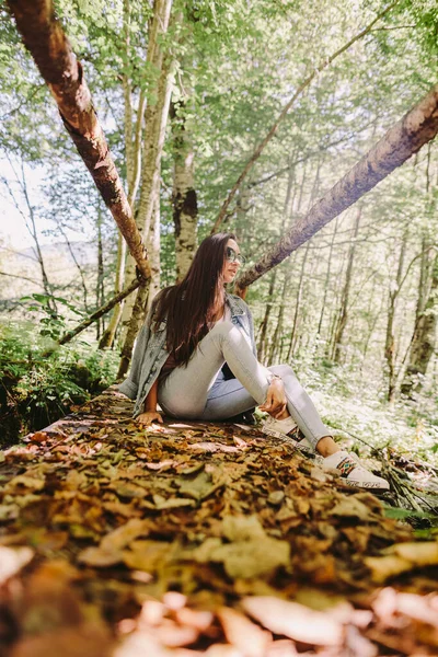 Frau entspannt sich im Herbstwald — Stockfoto