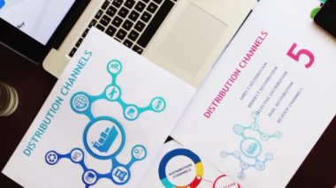 Pazarlama dağıtım kanalları planı ofis masasında.
