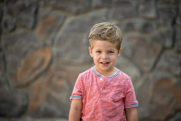 Portret Młodego Chłopca Prostym Rock Wall Tle — Zdjęcie stockowe