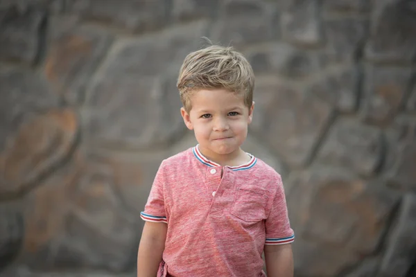 Basit Rock Duvar Arka Plan Ile Genç Boy Portresi — Stok fotoğraf