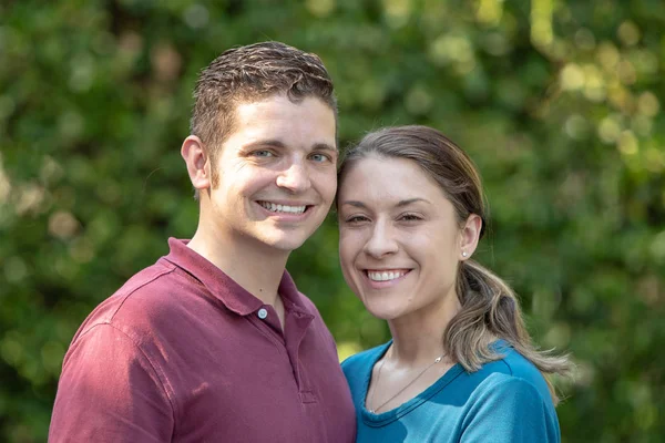 Pareja Joven Del Milenio Posando Para Retrato Afuera Verano — Foto de Stock