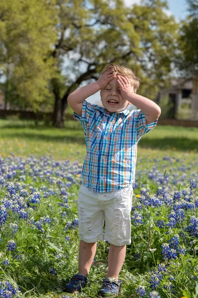 Niño Pequeño Recogiendo Flores Campo Los Sombreros Azules Texas —  Fotos de Stock