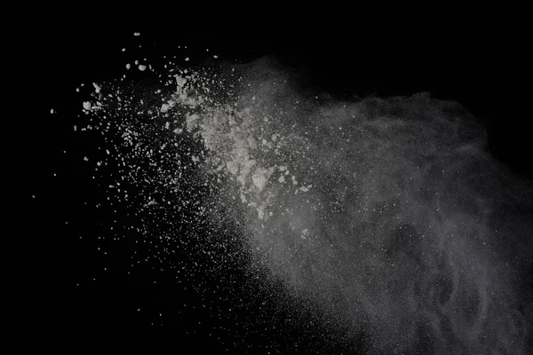 Замораживание Движения Белых Взрывов Пороха Изолировано Черном Фоне Белая Пыль — стоковое фото