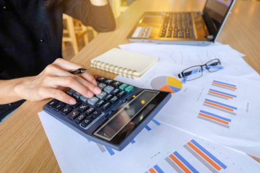 Hesaplamalar yapma yong Asya kadın iş sahibinin yakın çekim. Tasarruf, finans ve ekonomi kavramı