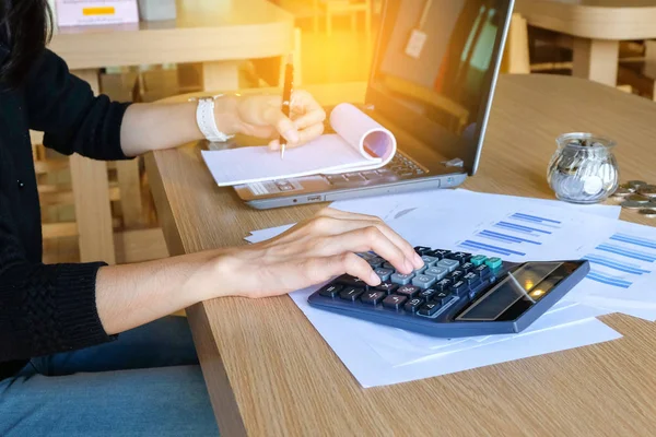 Hesaplamalar yapma yong Asya kadın iş sahibinin yakın çekim. Tasarruf, finans ve ekonomi kavramı